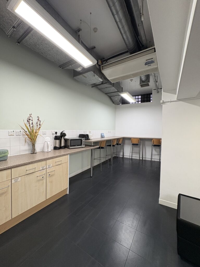 Central London Therapy room near London Bridge -Kitchen in Basement