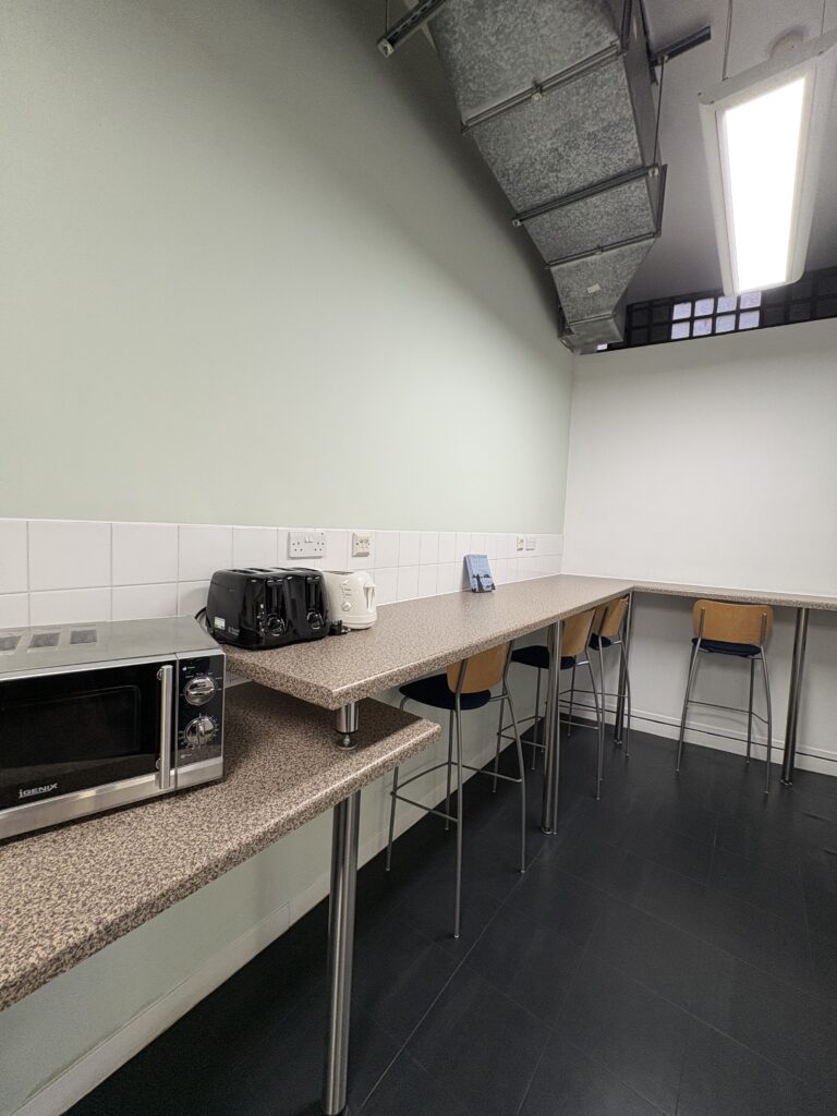 Central London Therapy room near London Bridge -Kitchen in Basement