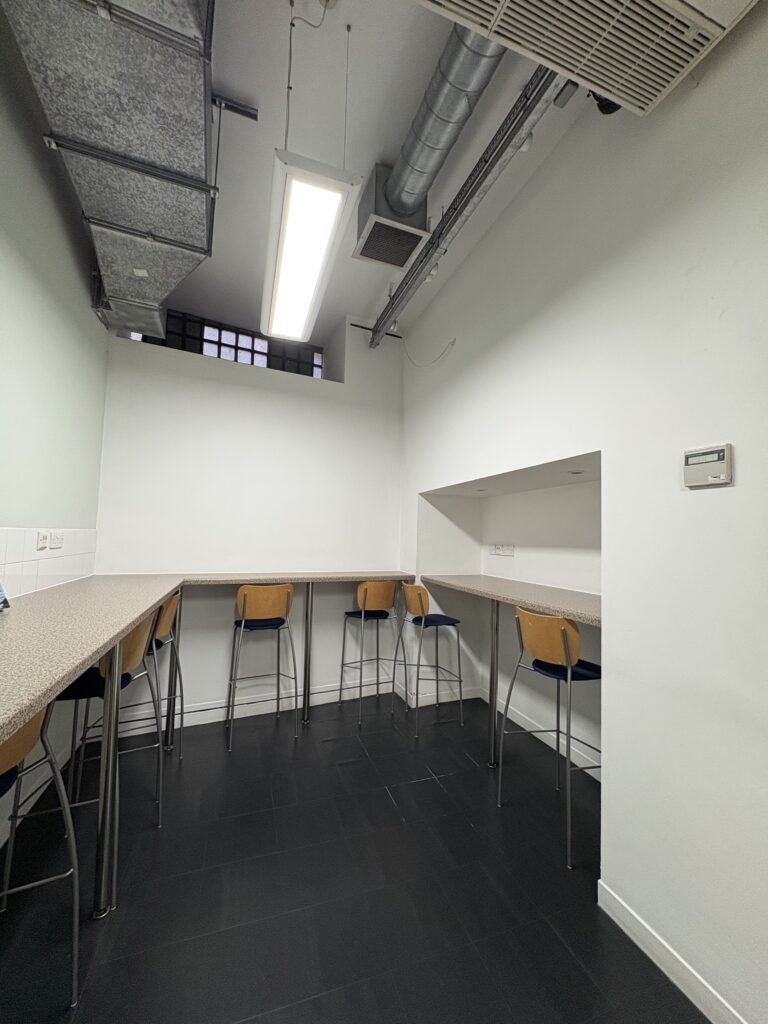 Central London Therapy room near London Bridge -Kitchen in Basement