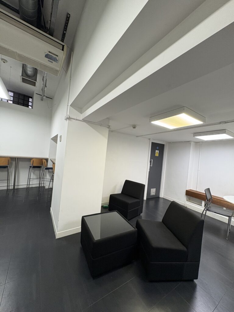 Central London Therapy room near London Bridge -Kitchen in Basement