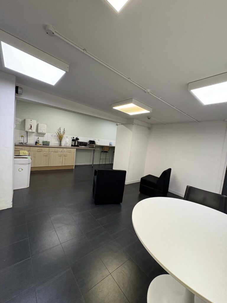 Central London Therapy room near London Bridge -Kitchen in Basement